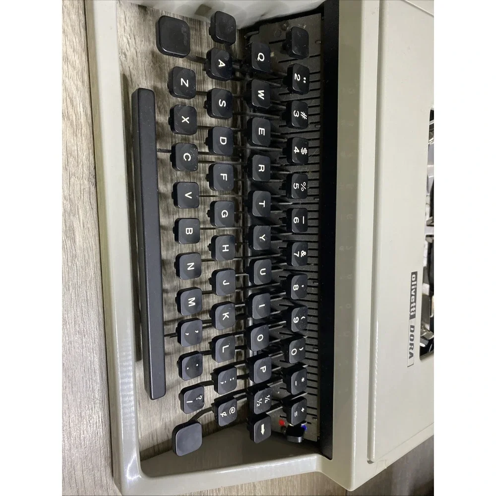 Vintage Olivetti dora typewriter- with original Case. Spain